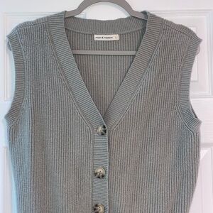 Moon & Madison Light Gray V-Neck Sweater Vest
